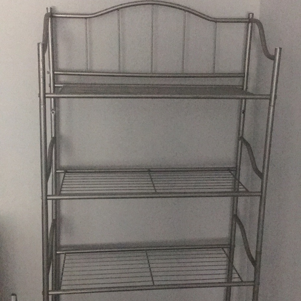 I am selling a a shelf that goes in ur bathroom